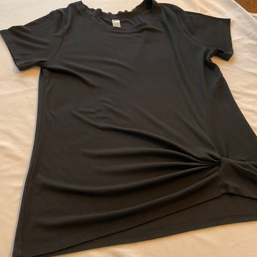 Women’s Black Green Tee Top with Details VGUC!